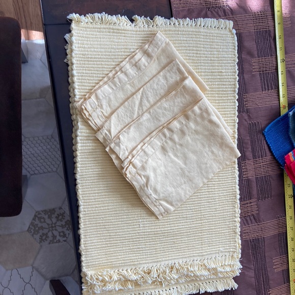 4 yellow woven placemats with 4 napkins - Picture 1 of 2